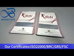 حقيبة زيب بيضاء واقفة مع نافذة واضحة