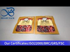 البني القصير الوقوف فوق حقيبة زيبلوك للحلوى الحارة