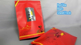 حقيبة حمراء ذات قفل بسحاب للشاي الأسود